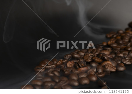 咖啡豆 烘焙咖啡豆中升起的蒸汽 咖啡豆 烘焙咖啡豆中升起的蒸汽 118541155
