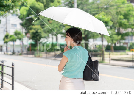 打著陽傘的女人 打著陽傘的女人 118541758