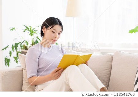 讀一本書的女人 118541766