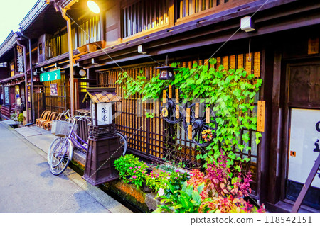 Autumnal Takayama townscape 118542151