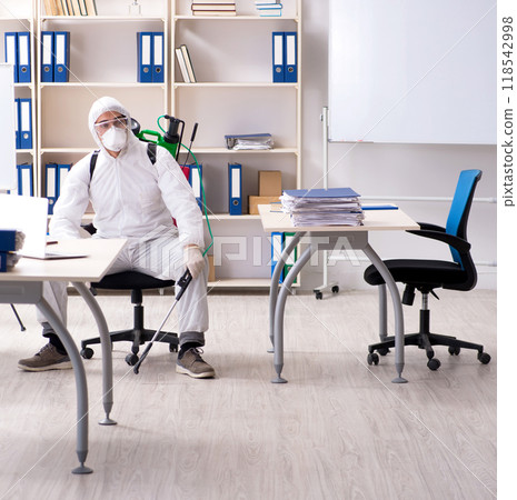 Professional contractor doing pest control at office 118542998