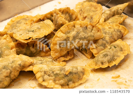 Chive dessert is a type of flour dessert of the Teochew people. The dough is made from rice flour mixed with tapioca starch. The filling is made from green chives. 118543570