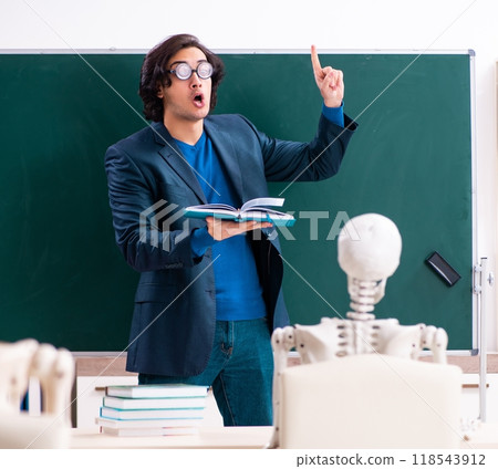 Male teacher and skeleton student in the classroom 118543912