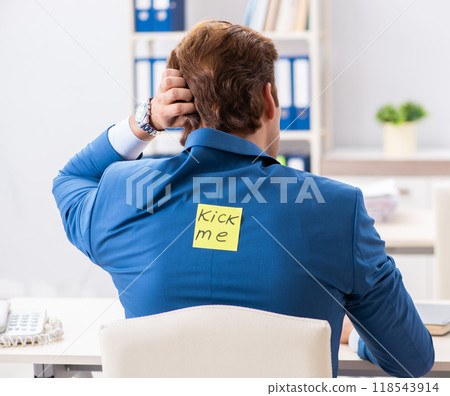 Office prank with kick me message on sticky note 118543914