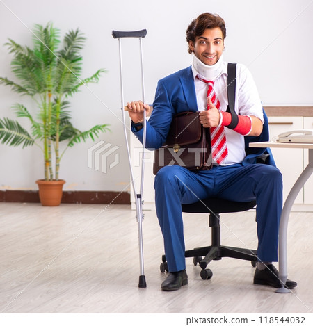 Injured employee working in the office Injured employee working in the office 118544032