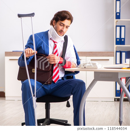 Injured employee working in the office Injured employee working in the office 118544034