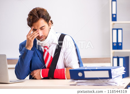 Injured employee working in the office Injured employee working in the office 118544319