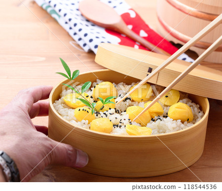 Autumn taste: Chestnut rice in a bento box 118544536