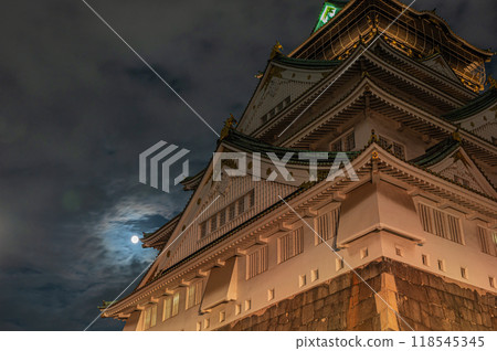 晚上的大阪城天守閣 118545345