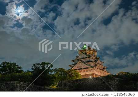 晚上的大阪城天守閣 118545360