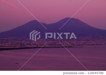 維蘇威火山的日落從聖露西亞、那不勒斯、坎帕尼亞、義大利、南歐一棟建築的屋頂 維蘇威火山的日落從聖露西亞、那不勒斯、坎帕尼亞、義大利、南歐一棟建築的屋頂 118545780