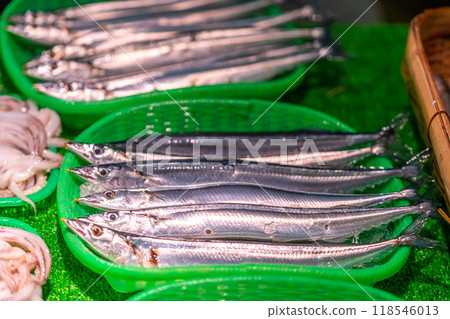 Autumn delicacy: Pacific saury and pacific saury at the fish market Autumn delicacy: Pacific saury and pacific saury at the fish market 118546013