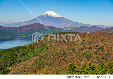 Autumn foliage view from Hakone Daikanbo with a view of Mt. Fuji and Lake Ashi 118546121