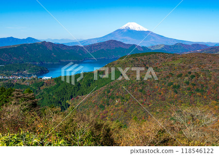 Autumn foliage view from Hakone Daikanbo with a view of Mt. Fuji and Lake Ashi 118546122