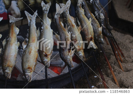 Salt-grilled salmon Salt-grilled salmon 118546863