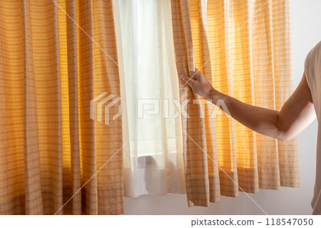 拉窗簾的人 118547050