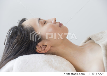 Young woman lying on treatment table, salon, beauty salon image 118547225