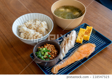 健康早餐包括美味的鮭魚 118547323