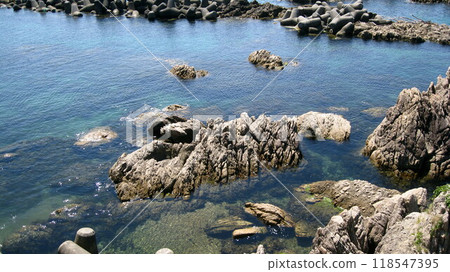 風景優美的笹川，透明度極高的大海和岩石海岸 118547395