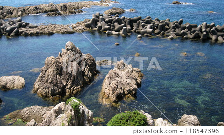 風景優美的笹川，透明度極高的大海和岩石海岸 118547396
