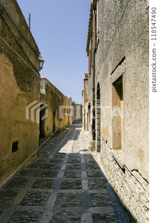 Antique cobblestone alley in Italy 118547490