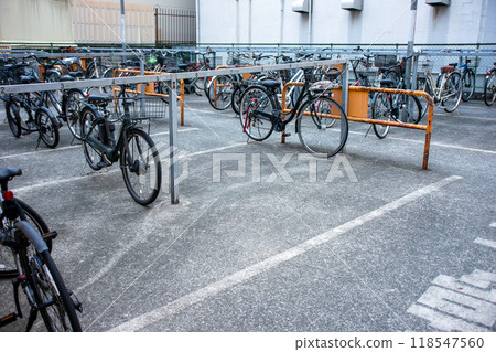 休息日自行車稀少時,寢屋川市站前的自行車停車場 休息日自行車稀少時,寢屋川市站前的自行車停車場 118547560