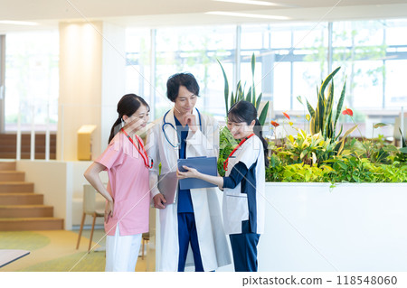 Medical staff working in a hospital. Photo courtesy of Denpa Gakuen, Tokyo Electronics College. 118548060