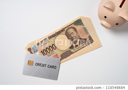 信用卡、10,000日圓紙鈔、小豬存錢罐 118548684