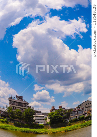 [Kyoto scenery] Kamo River seen through a fisheye lens (from Shichijo Ohashi Bridge to Sanjo Ohashi Bridge) 118549129