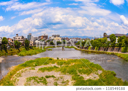 [Kyoto scenery] Kamo River seen through a fisheye lens (from Shichijo Ohashi Bridge to Sanjo Ohashi Bridge) 118549188