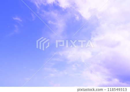 White clouds spread across the blue sky (background material) 118549313