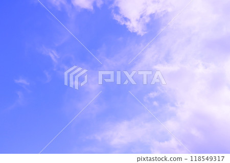 白雲在藍天蔓延（背景素材） 118549317