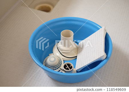 Cleaning the bathtub drain 118549609