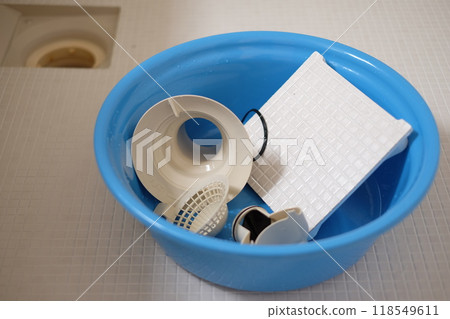 Cleaning the bathtub drain 118549611