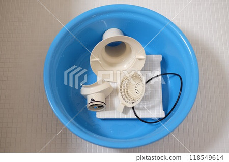 Cleaning the bathtub drain 118549614