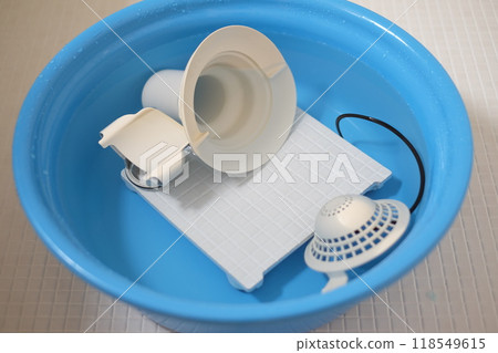 Cleaning the bathtub drain Cleaning the bathtub drain 118549615