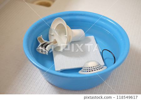 Cleaning the bathtub drain 118549617