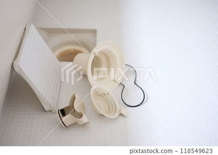 Cleaning the bathtub drain 118549623