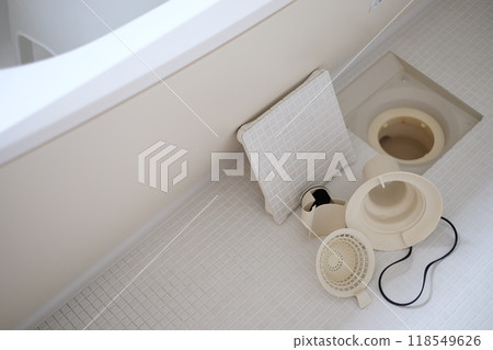 Cleaning the bathtub drain Cleaning the bathtub drain 118549626