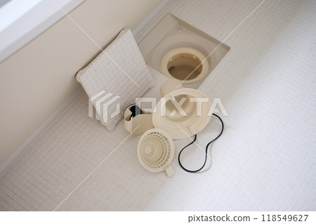 Cleaning the bathtub drain Cleaning the bathtub drain 118549627