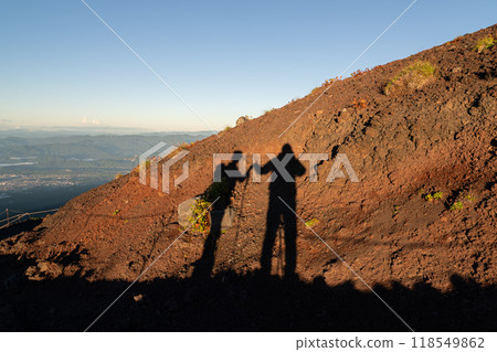 清晨的陽光映照著兩個人的影子 118549862