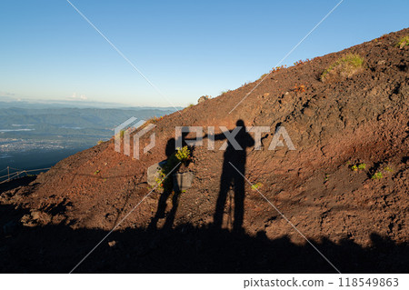 清晨的陽光映照著兩個人的影子 118549863
