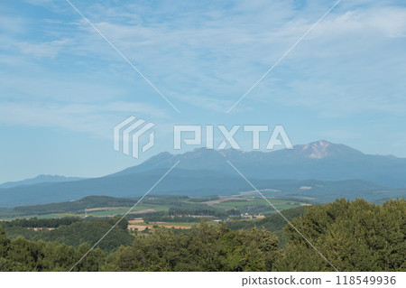 [Biei Town: Autumn scenery from Goryo Hill and the Tokachi Mountain Range] 118549936