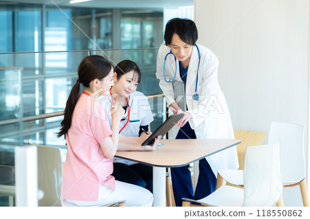 Medical staff working in a hospital. Photo courtesy of Denpa Gakuen, Tokyo Electronics College. 118550862