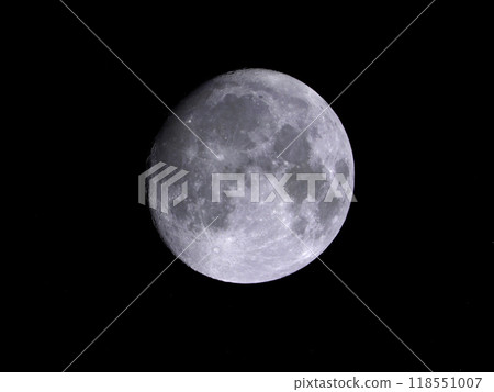 夜晚的月亮漂浮在夜空中 118551007