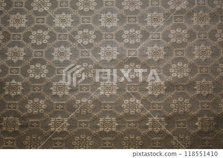 Surface insulator crack for hanging shaft 118551410