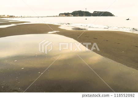 Enoshima and the waves on the coast at dusk - Seascape Enoshima and the waves on the coast at dusk - Seascape 118552092