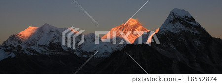 Mount Everest in autumn at sunset, nature header. 118552874