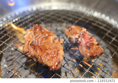 Japanese black beef grilled meat (medium-sized ribs) 118552972