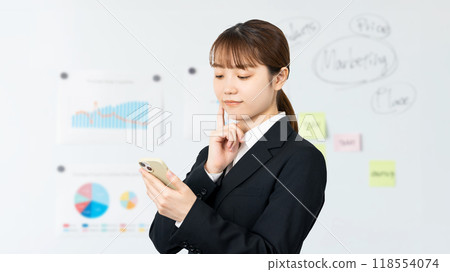 拿著智慧型手機和思考的年輕女商人 118554074